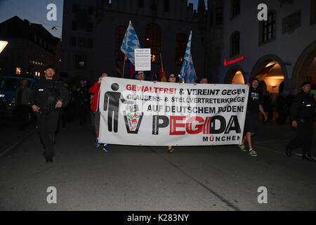 Munich, Allemagne. Août 28, 2017. Pegida ont marché de Munich à nouveau par les rues de Munich. C'est l'une de leurs marches dernier à Munich. Encore une fois, seulement quelques racistes s'est joint à la mars. Reinhard Hornber, l'activiste local Tobi, Pegida-patron Heinz Meyer et terroriste condamné Karl-Heinz Statzberger a parlé. Crédit : Alexander Pohl/Pacific Press/Alamy Live News Banque D'Images