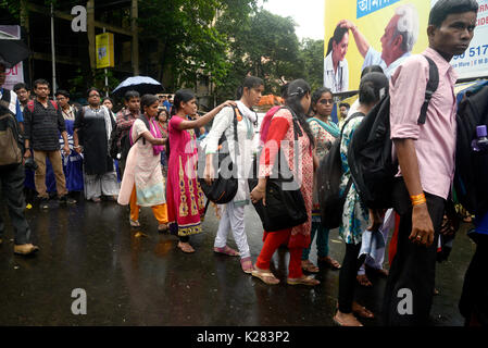 Kolkata, Inde. Août 28, 2017. Les personnes handicapées participent à un rassemblement pour célébrer les Jeux Paralympiques et la sensibilisation aux sports pour personnes handicapées parmi le peuple. Credit : Saikat Paul/Pacific Press/Alamy Live News Banque D'Images