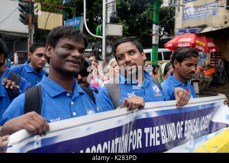 Kolkata, Inde. Août 28, 2017. Les personnes handicapées participent à un rassemblement pour célébrer les Jeux Paralympiques et la sensibilisation aux sports pour personnes handicapées parmi le peuple. Credit : Saikat Paul/Pacific Press/Alamy Live News Banque D'Images