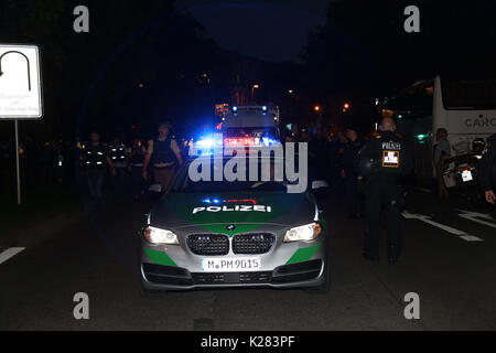 Munich, Allemagne. Août 28, 2017. Voiture de police lors d'un Pegida mars à Munich. Crédit : Alexander Pohl/Pacific Press/Alamy Live News Banque D'Images