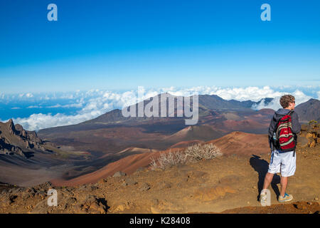 Randonnées sur l'adolescent sables coulissante Trail dans le Parc National de Haleakala sur Maui Banque D'Images