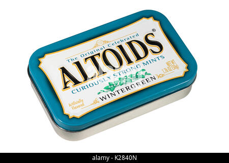 Une boîte de thé des menthes Altoids curieusement fort isolé sur fond blanc Banque D'Images