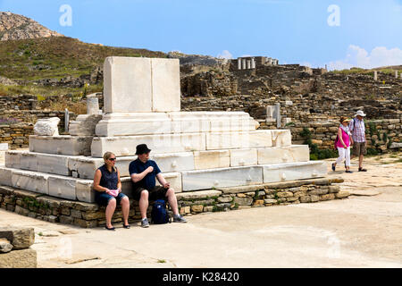 Les touristes sur les ruines de Délos, Cyclades, en Grèce. Banque D'Images