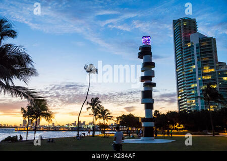 Miami Beach Florida,Government Cut,Waterfront,Obsteinate Lighthouse,sculpture,Tobias Rehberger,palmiers,crépuscule,South Pointe Park,vie nocturne evenin Banque D'Images