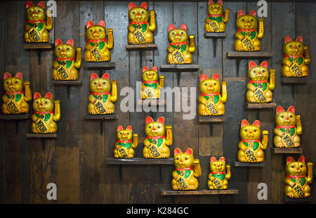 Les chats de chance chinois sur des étagères, Chinois festival pleine lune Banque D'Images