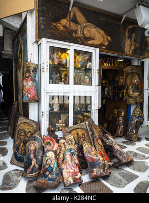 Une boutique qui vend des répliques d'icônes orthodoxes grecques à touristes, Mykonos, Grèce. Banque D'Images