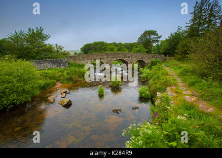 La liste du patrimoine mondial du 18ème siècle pont de pierre sur East Dart, affluent de la rivière Dart, près du village de Postbridge, Dartmoor National Park, Angleterre Banque D'Images