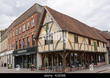 Cadre en bois du 15ème siècle historique édifice, maintenant Nuggs café / restaurant, le Blue Boar consécutives à Salisbury, Wiltshire, Angleterre Banque D'Images