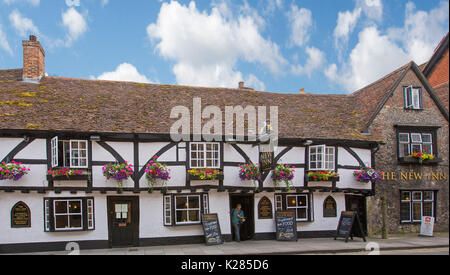 Vue panoramique de la New Inn, bâtiment datant du xve siècle de style Tudor, pub sous ciel bleu à Salisbury, Angleterre Banque D'Images