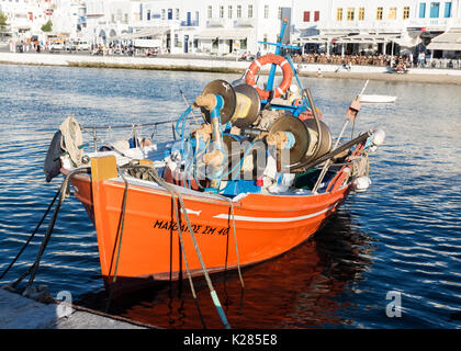Bateau de pêche traditionnel lié au port, Vieux Port, Mykonos, Grèce. Banque D'Images