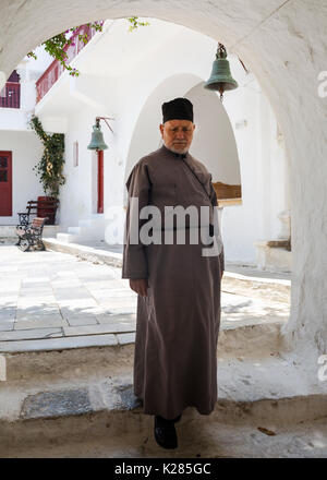L'un des moines descendant des escaliers, monastère de Panagia Tourliani, Ano Mera, Mykonos, Grèce. Banque D'Images
