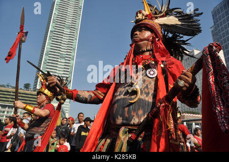 Jakarta, Indonésie - 27 août 2017 : Danseuse Kabasaran de Manado, nord de Sulawesi, l'ANASE a participé au défilé traditionnel de la Culture avec elles clotes Banque D'Images