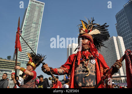 Jakarta, Indonésie - 27 août 2017 : Danseuse Kabasaran de Manado, nord de Sulawesi, l'ANASE a participé au défilé traditionnel de la Culture avec elles clotes Banque D'Images