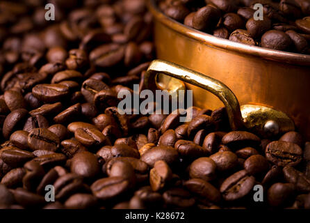 Café en grains avec marmite en cuivre, full frame, close-up Banque D'Images