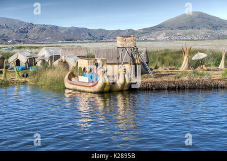 Uros Île flottante faite de roseau totora avec en arrière-plan le lac Titicaca Puno Pérou Banque D'Images