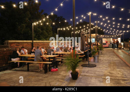 L'Bussey Beer Garden, un bar sur le toit sur la célèbre Peckham Bussey Building - une usine victorienne accueil maintenant aux artistes et créatifs. Banque D'Images