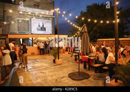 L'Bussey Beer Garden, un nouveau bar sur le toit sur la célèbre Peckham Bussey Building - une usine victorienne accueil maintenant aux artistes et créatifs. Banque D'Images