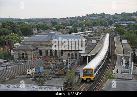 Vue de haut niveau de Peckham Rye Station dans le sud-est de Londres, au Royaume-Uni. Montre le sud-est de la plate-forme réseau à 3 et la gare victorienne. Banque D'Images