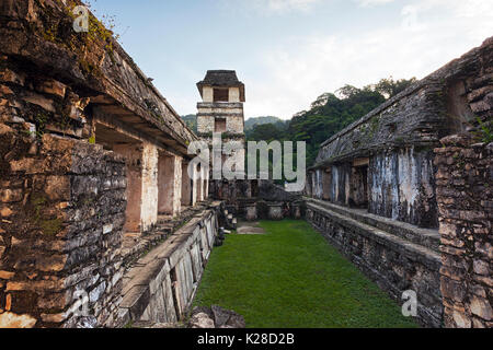 Le Palace, site archéologique de Palenque, le Parc National de Palenque, Chiapas, Mexique. Banque D'Images