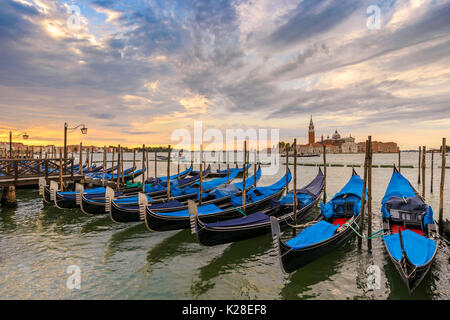 Grand Canal Venise gondole et bateau lorsque le lever du soleil, Venise (Venezia), Italie Banque D'Images