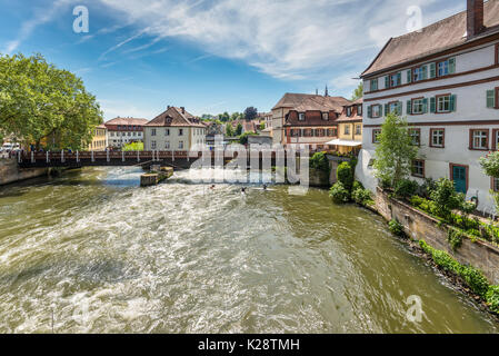 Bamberg, Allemagne - le 22 mai 2016 : les touristes sur un pont et Kayaks slalom sur la rivière Regnitz, Bamberg, Bavière, Allemagne, Europe. La ville historique cen Banque D'Images