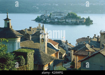 Orta est un merveilleux village sur le lac Orta dans le Piémont. En face est l'île magique de San Giulio qui peut être atteint par un bateau à moteur. Banque D'Images