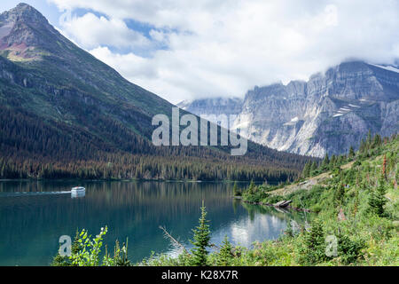 Croisière en bateau d'excursion sur le lac Josephine, Glacier National Park, Montana, USA Banque D'Images