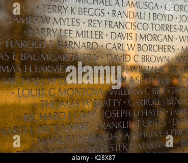 Washington, DC - 2 mars 2008 : Washington Monument reflète dans les noms des anciens combattants du Vietnam War Memorial Banque D'Images