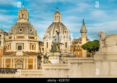 Santa Maria di Loreto et santissimo Nome di Maria al Foro traiano églises, ^la colonne Trajane, vue partielle de l'Altare della Patria, monumento vitto Banque D'Images