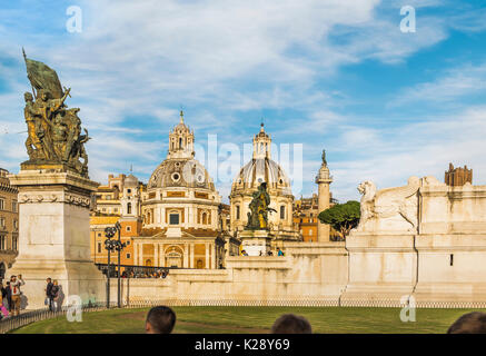 Santa Maria di Loreto et santissimo Nome di Maria al Foro traiano églises, ^la colonne Trajane, vue partielle de l'Altare della Patria, monumento vitto Banque D'Images