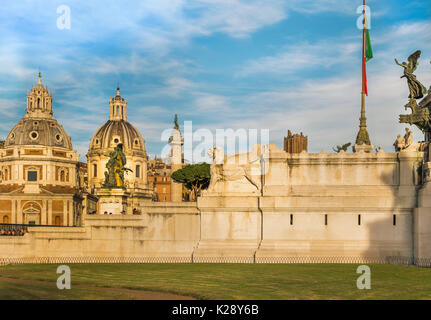 Santa Maria di Loreto et santissimo Nome di Maria al Foro traiano églises, la colonne Trajane, vue partielle de l'Altare della Patria, monumento vitto Banque D'Images