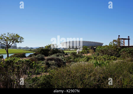 Le Point Vert Parc Urbain & Biodiversité Jardin avec Cape Town Stadium dans l'arrière-plan, Le Cap, Afrique du Sud. Banque D'Images