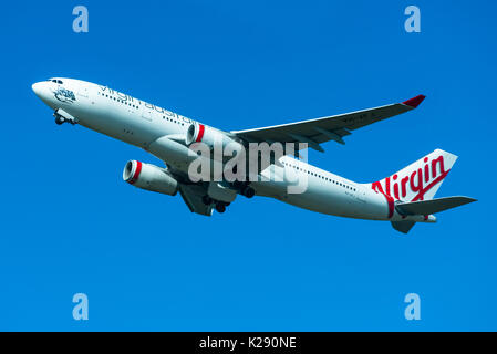 Virgin Australia avion passagers décollant de l'Aéroport International de Sydney, Nouvelle-Galles du Sud, Australie. Banque D'Images