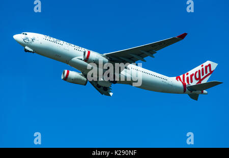 Virgin Australia avion passagers décollant de l'Aéroport International de Sydney, Nouvelle-Galles du Sud, Australie. Banque D'Images