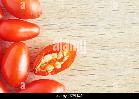 Baies de goji frais mûrs sur fond de bois. Top View with copy space Banque D'Images