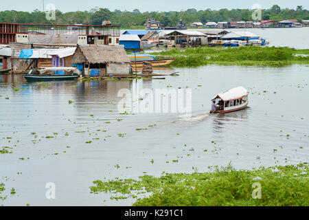 En bateau la rivière Nanay avec des maisons flottantes dans l'arrière-plan. Iquitos, Pérou. Banque D'Images