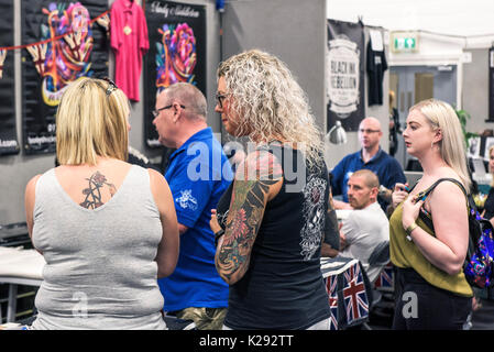 Convention de Tatouage de Cornwall - une femme avec un bras tatoué au Cornwall Convention de tatouage. Banque D'Images