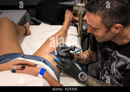 Tattoo - tatouage Race marque un design sur la cuisse d'une femme à la Convention de Tatouage de Cornwall. Banque D'Images