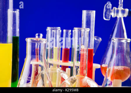 En chimie liquide coloré situé sur une table sur fond bleu Banque D'Images