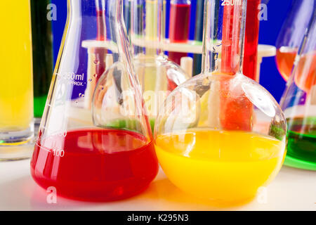 En chimie liquide coloré situé sur une table sur fond bleu Banque D'Images