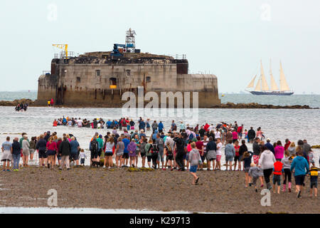 St Helen's,Hélène,Fort,Solent,marche,randonnée,fort,de,printemps,plus bas,la marée, à l'île de Wight, Angleterre, Royaume-Uni, Banque D'Images