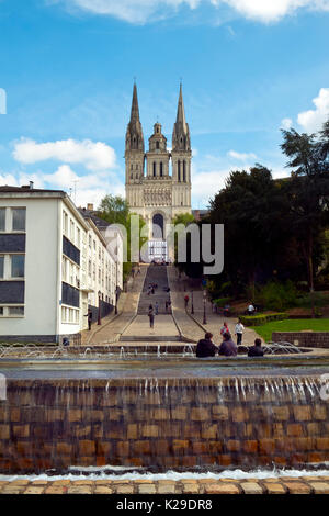 Les jeunes gens se réunissent dans l'après-midi de printemps soleil sur les étapes ci-dessous Cathédrale St Maurice, Angers, Maine-et-Loire, France Banque D'Images