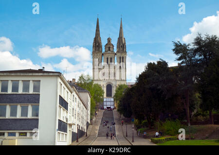 Les jeunes gens se réunissent dans l'après-midi de printemps soleil sur les étapes ci-dessous Cathédrale St Maurice, Angers, Maine-et-Loire, France Banque D'Images