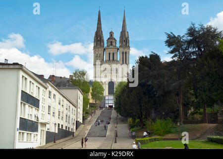 Les jeunes gens se réunissent dans l'après-midi de printemps soleil sur les étapes ci-dessous Cathédrale St Maurice, Angers, Maine-et-Loire, France Banque D'Images