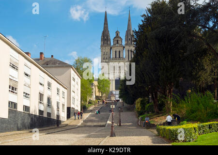 Les jeunes gens se réunissent dans l'après-midi de printemps soleil sur les étapes ci-dessous Cathédrale St Maurice, Angers, Maine-et-Loire, France Banque D'Images