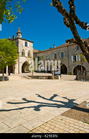 Un coin pittoresque de la place centrale à Monflanquin, Lot-et-Garonne, France. Monflanquin est pensé pour être l'un des plus intacts dans le passé des exemples d'une bastide médiévale. Banque D'Images