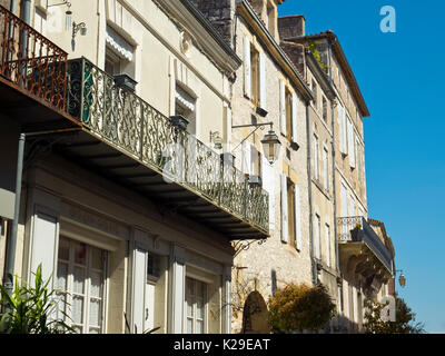 Architecture typique dans une rue de Monflanquin, Lot-et-Garonne, France. Monflanquin est pensé pour être l'un des plus intacts dans le passé des exemples d'une bastide médiévale. Banque D'Images