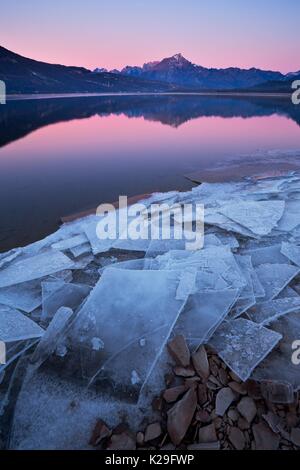 Le lac de Santa Croce, Castelfranco Veneto, Préalpes de Belluno dans la région Vénétie en Italie. Banque D'Images