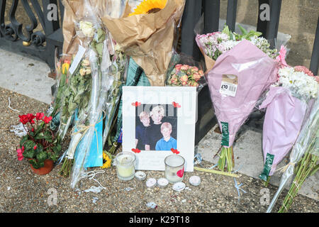 Londres, Royaume-Uni. Août 29, 2017. Les gens paient leur respect avec tributs floraux en dehors de Kensington Palace deux jours avant le 20e anniversaire de la mort de Diana Princesse de Galles. La princesse Diana qui est devenu connu affectueusement comme les peuples Princess a été tragiquement tué dans un accident de voiture mortel à Paris le 31 août 1997. Credit : amer ghazzal/Alamy Live News Banque D'Images