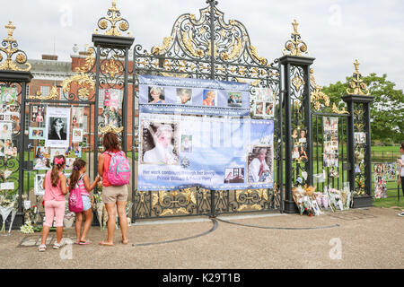 Londres, Royaume-Uni. Août 29, 2017. Les gens paient leur respect avec tributs floraux en dehors de Kensington Palace deux jours avant le 20e anniversaire de la mort de Diana Princesse de Galles. La princesse Diana qui est devenu connu affectueusement comme les peuples Princess a été tragiquement tué dans un accident de voiture mortel à Paris le 31 août 1997. Credit : amer ghazzal/Alamy Live News Banque D'Images